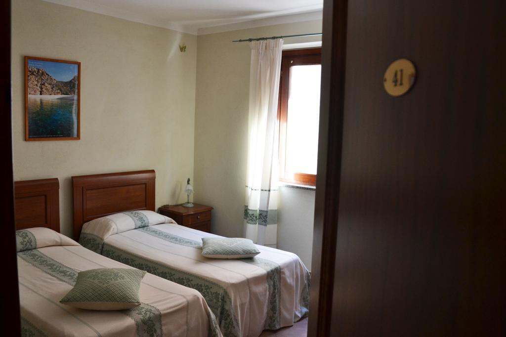 Hotel Da Paolino Trinita d'Agultu e Vignola ภายนอก รูปภาพ